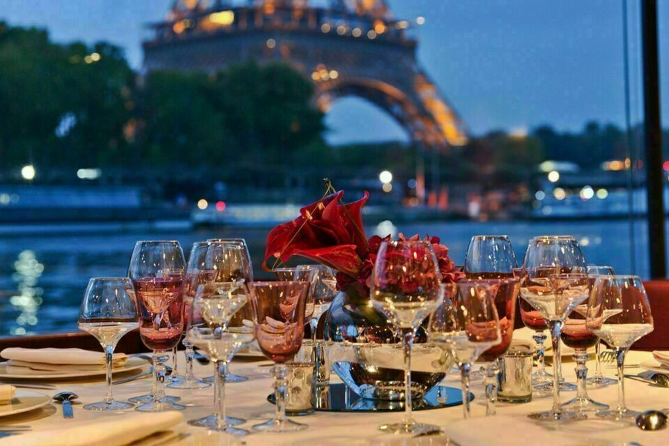 ABC Salles - DR - Le Quai Parisien, parmi les établissements les plus spectaculaires de la capitale, une péniche face à la Tour Eiffel où panorama iconique et espaces modulables subliment afterworks, cocktails et soirées privées.