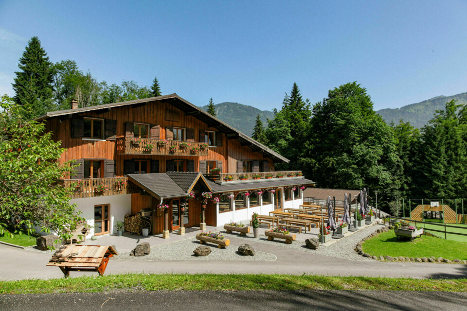 ABC Salles – DR - Le Chalet Le Sauvageon domine la vallée du Giffre dans une atmosphère alpine authentique, où bois, grands volumes et vue sur les sommets créent un cadre immersif pensé pour des événements collectifs entre confort, convivialité et esprit refuge.  
