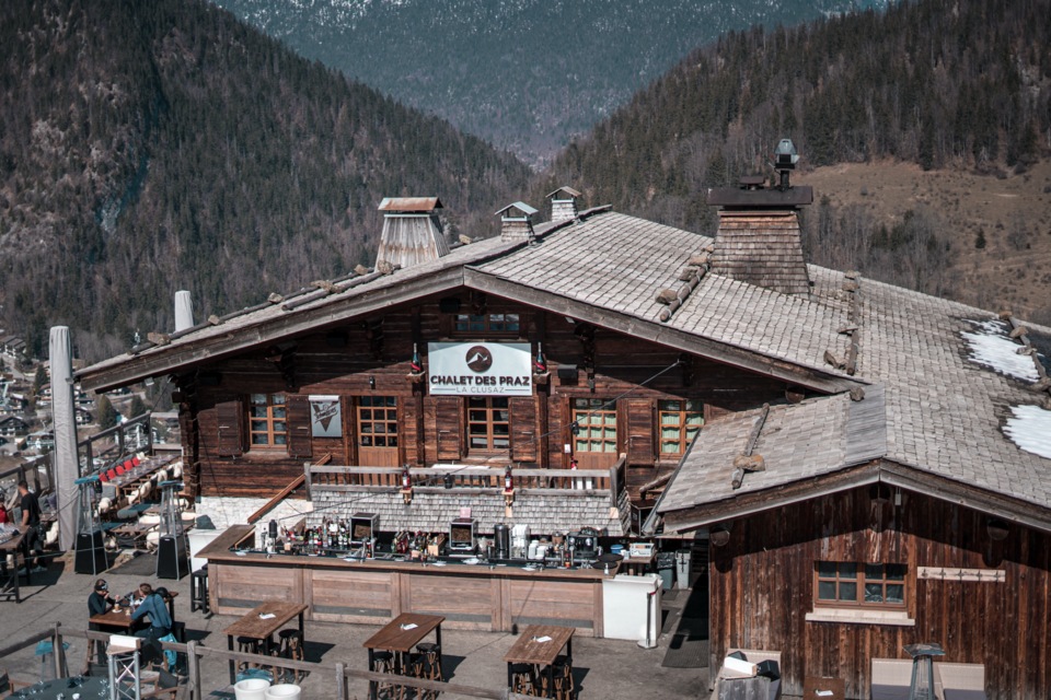 ABC Salles – DR - Le Chalet des Praz s’impose face aux sommets alpins comme un lieu de réception vibrant, où volumes généreux, terrasse panoramique et ambiance chaleureuse composent des événements à la fois festifs, élégants et pleinement ancrés dans la montagne.  