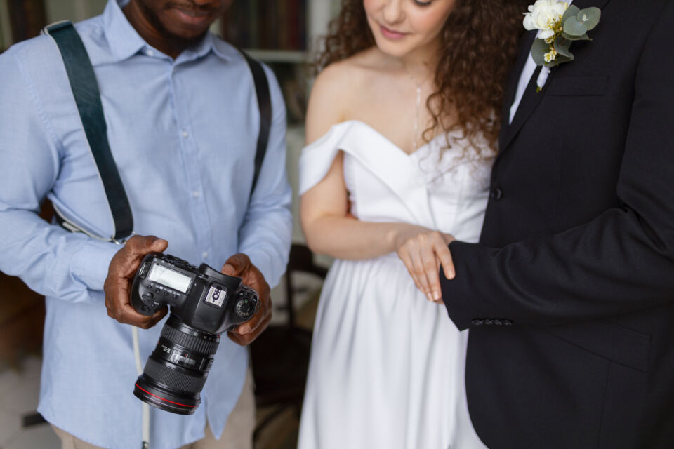 Magnific - Photo d'illustration -
Certains mariages semblent presque plus beaux après coup. La lumière, les angles et la narration visuelle transforment parfois un moment vécu en véritable souvenir cinématographique.