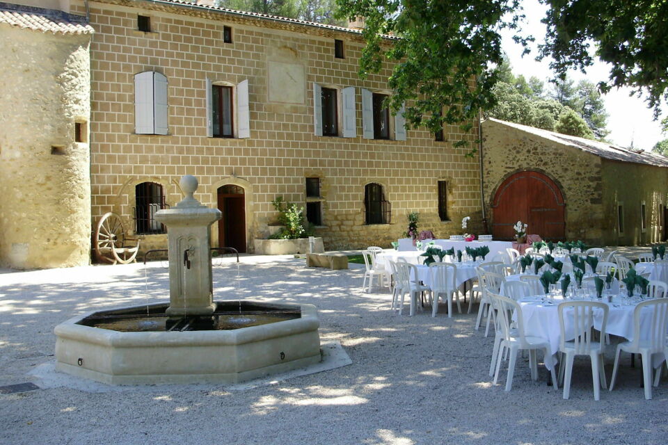 ABC Salles - DR - Ancien relais de poste du XVIᵉ siècle, Le Relais du Grand Logis charme par son cadre historique, son atmosphère intimiste et ses paysages provençaux au cœur du Luberon.