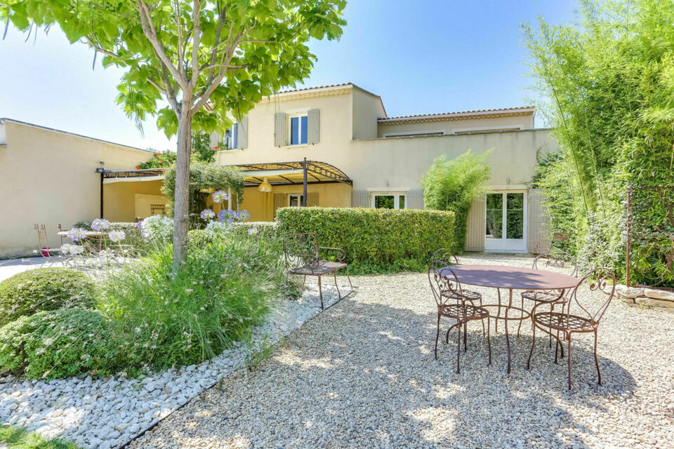 ABC Salles - DR - À L’Isle-sur-la-Sorgue, La Maison Plénitude offre un cadre raffiné et intimiste entre élégance provençale, nature apaisante et atmosphère romantique pour un mariage d’exception.