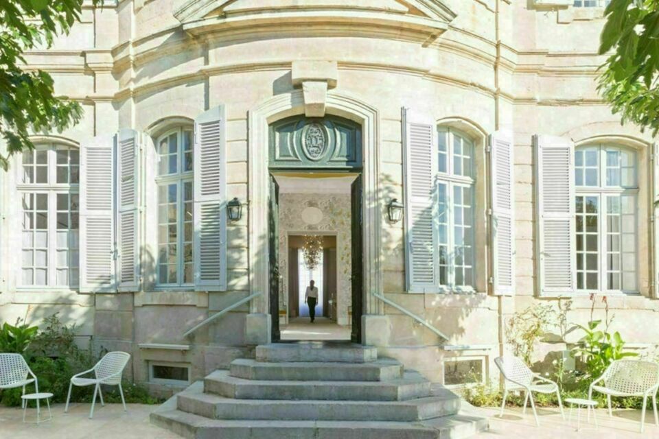 ABC Salles - DR - Écrin d'élégance au pied du Mont Ventoux, le Château de Mazane marie histoire et prestige avec ses jardins somptueux et salons feutrés, offrant un décor de conte de fées pour votre union.