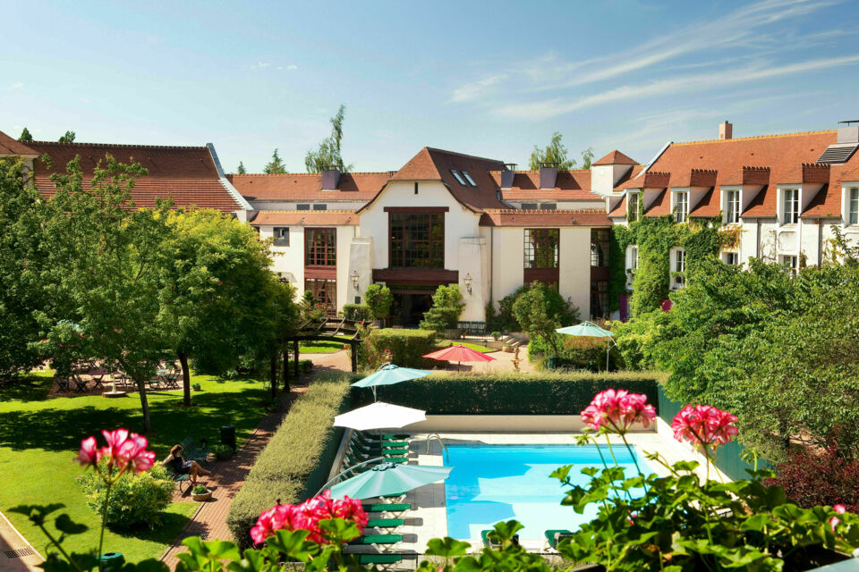 ABC Salles – DR - Une demeure élégante entourée de nature, pensée comme une véritable destination événementielle entre jardins, eau et atmosphère résidentielle.