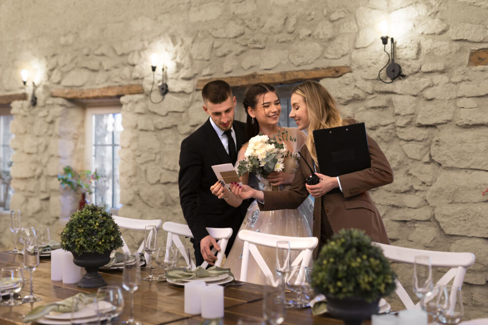 Magnific - Photo d'illustration -&nbsp;Dans un mariage, l’ambiance se joue parfois dans des détails invisibles : quelques mètres entre deux tables peuvent changer toute l’énergie d’une réception.
