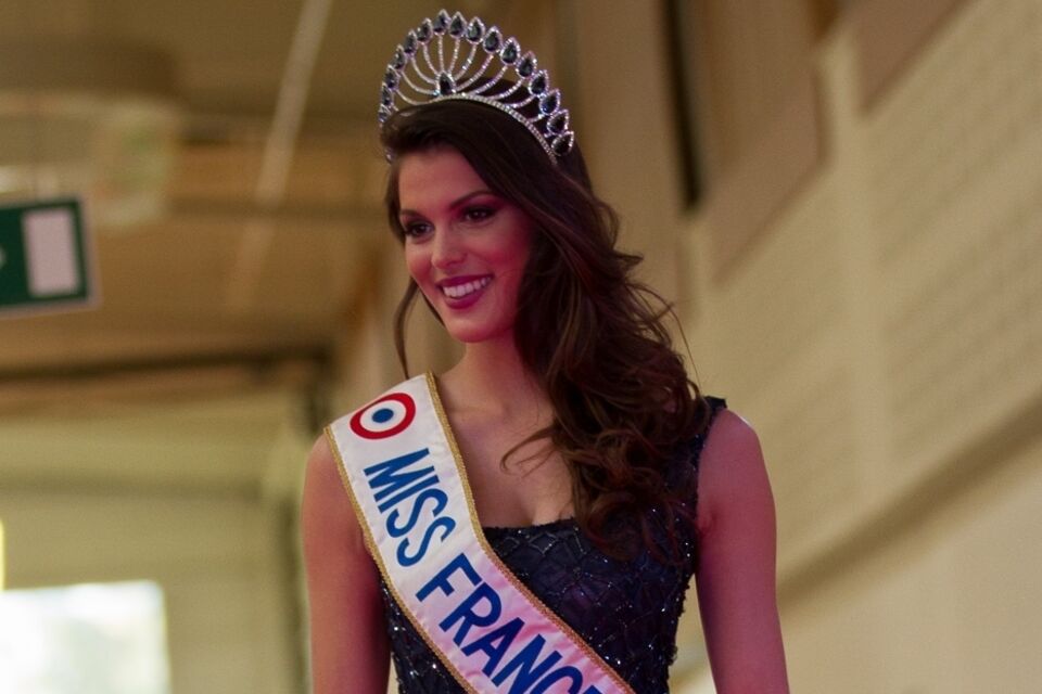 Wikimedia - Photo d'illustration -  Au Festival de Cannes 2026, Iris Mittenaere attire tous les regards avec une robe sculpturale spectaculaire qui électrise déjà le tapis rouge.