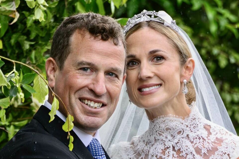 Pinterest - Photo d'illustration - Le diadème scintillant de Harriet Sperling illumine son mariage, symbole d’élégance intemporelle et d’un éclat royal qui sublime chaque instant de la cérémonie.