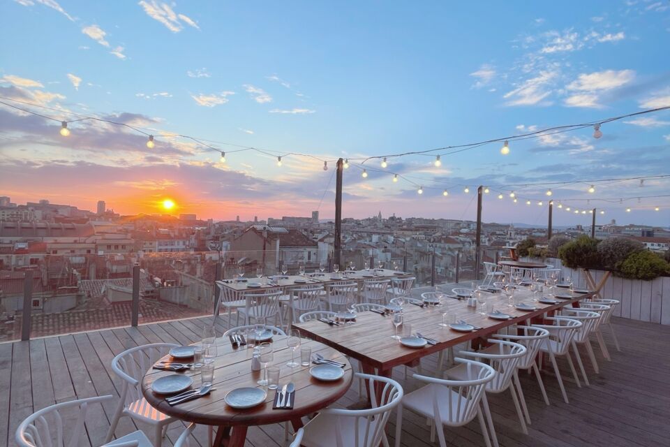 ABC Salles - DR - Suspendu au-dessus du Vieux-Port, le Ciel Rooftop dévoile une élégance moderne et une vue spectaculaire, offrant un cadre raffiné pour des instants festifs et inoubliables sous le ciel de Marseille.