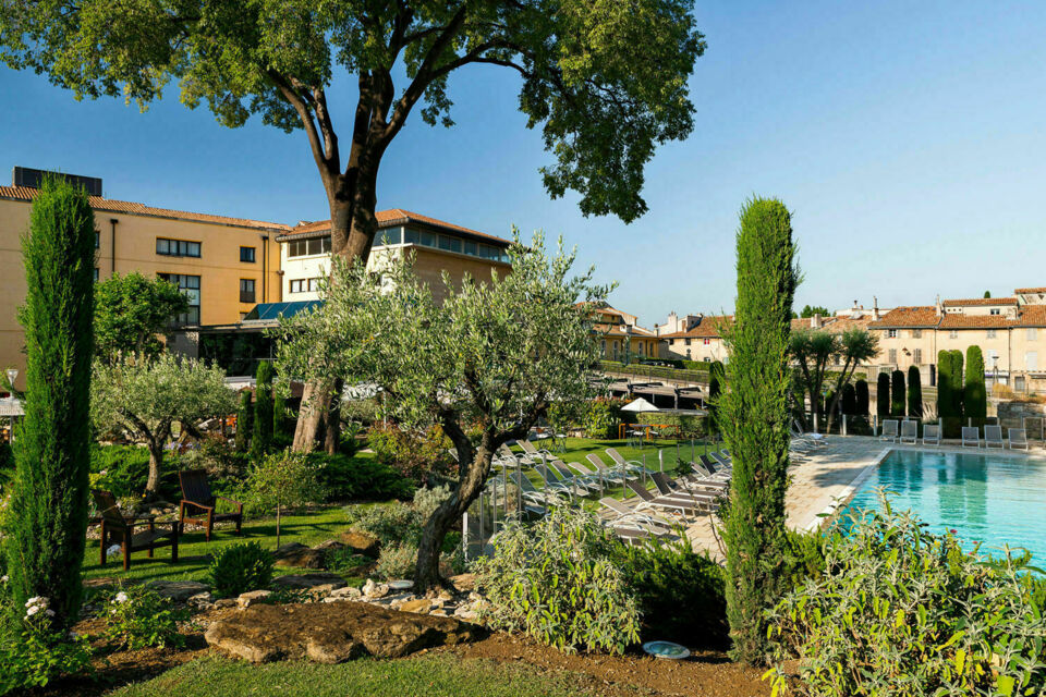 ABC Salles - DR - Écrin provençal baigné de soleil, l’Hôtel Aquabella à Aix-en-Provence offre une salle de réception élégante et un jardin méditerranéen idéal pour un mariage estival raffiné et chaleureux.