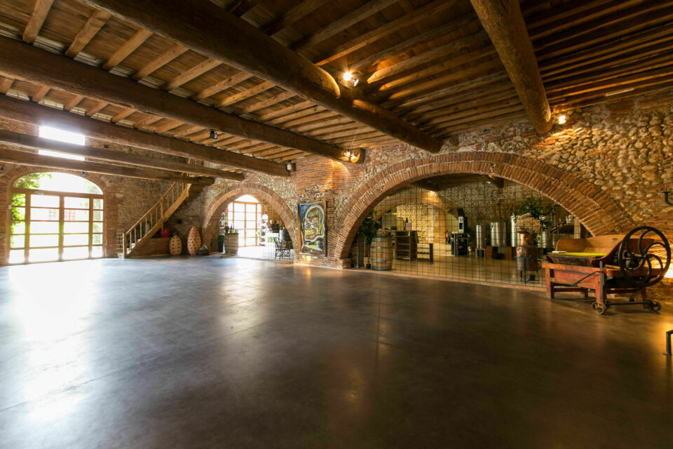 ABC Salles - DR - Entre vignes biologiques et pierres séculaires, le Château Nadal-Hainaut offre caves voûtées, terrasses ombragées et authenticité catalane, un cadre idéal pour célébrer vos noces solaires.