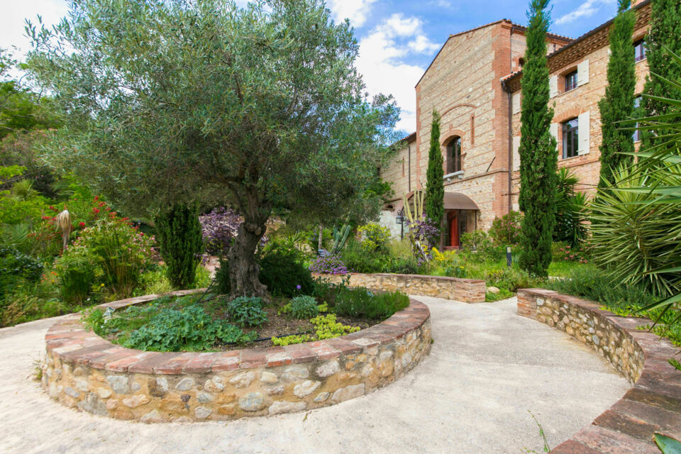 ABC Salles - DR - Sous le soleil catalan, le Domaine Belric offre pierres apparentes, terrasses bucoliques et jardins méditerranéens, un cadre prestigieux pour célébrer vos noces dans une ambiance andalouse.