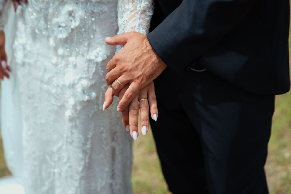 Pexels - Photo d'illustration - Les mains tendrement entrelacées de ces jeunes mariés symbolisent l'engagement, la confiance et le profond respect indispensables pour faire grandir et durer un amour éternel.