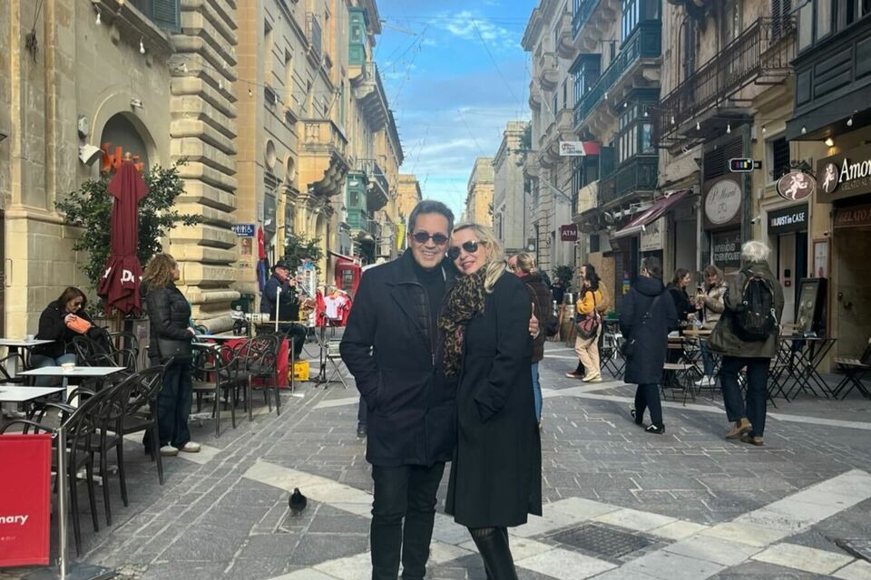 Instagram fenechgeorges - Photo d'illustration - Georges Fenech et Amélie Leperre‑Dimeglio, saisis dans un instant tendre de leur voyage de noces, entre ruelles européennes et éclats d’amour discret.