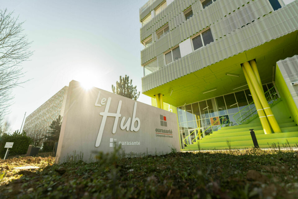 DR- ABC Salles - Le Hub Eurasanté à Loos : un espace moderne et convivial, idéal pour des cocktails d’entreprise décontractés où simplicité et échanges authentiques se rencontrent.