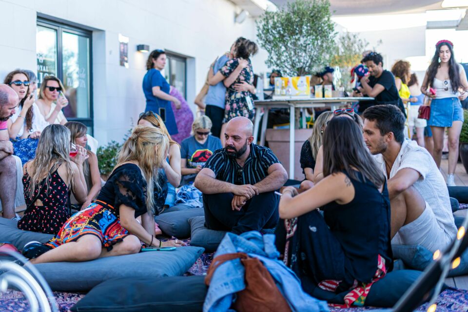 Pexels - Photo d’illustration - Networking sans formalités : des espaces conviviaux et inspirants qui transforment chaque rencontre B2B en échanges authentiques et opportunités durables.