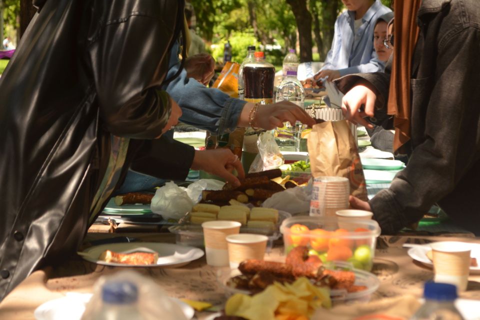Pexels - Photo d'illustration - Lors d’un séminaire en plein air, participants et participantes se retrouvent autour d’un goûter régressif. Une pause gourmande et conviviale qui favorise le bien-être, les échanges et la cohésion.