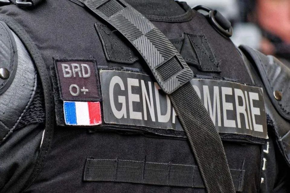 Google images - Photo d’illustration - Gendarmes en tenue lors des mesures de couvre-feu : avant votre réception, vérifiez l’arrêté de votre préfecture, le périmètre, les horaires et les exceptions pour organiser sereinement votre soirée.