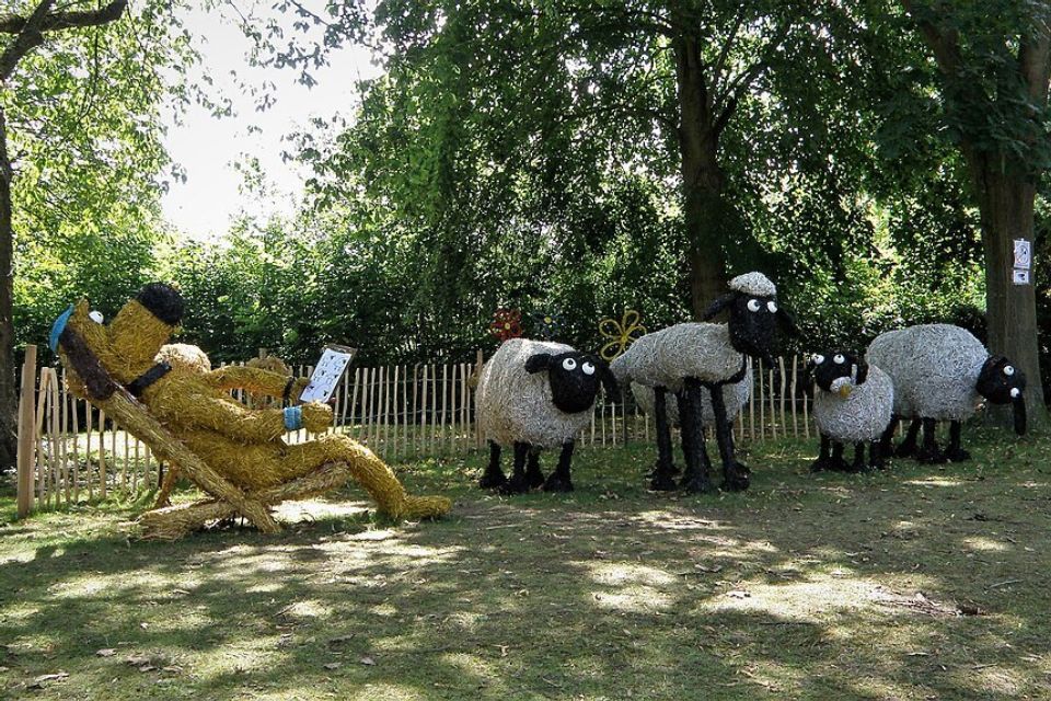 wikimedia - Photo d'illustration - Shaun le Mouton et son troupeau en paille, installés dans un jardin : une scène pleine de fantaisie, idéale pour s’inspirer d’un goûter d’anniversaire à la ferme pendant les vacances de la Toussaint.