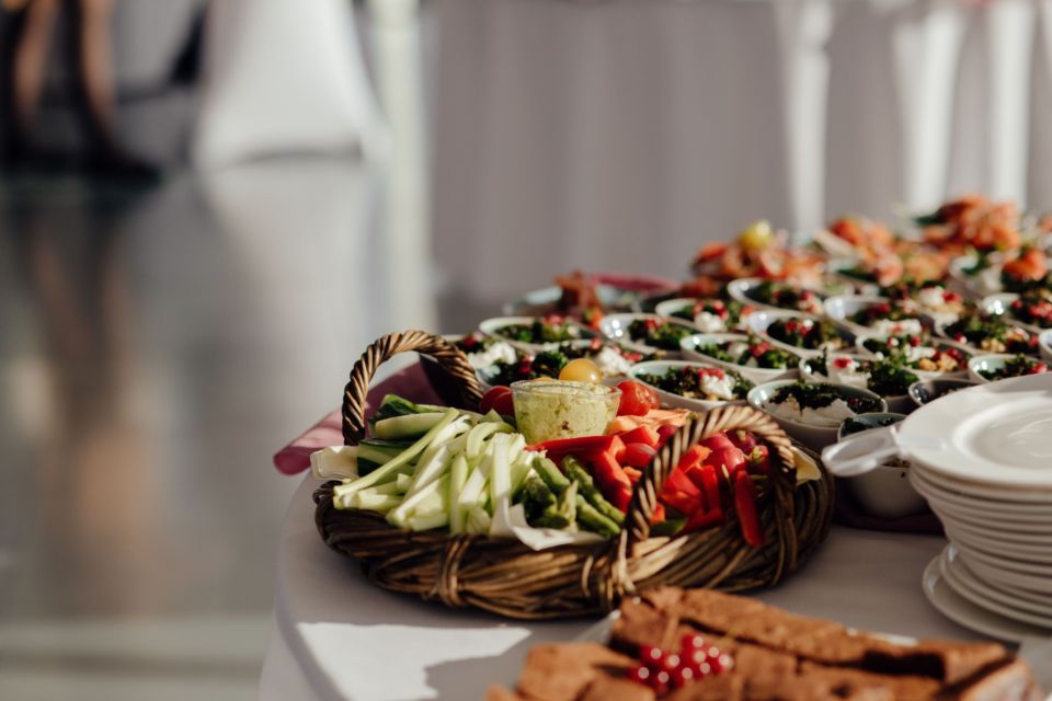 Pexels - Photo d'illustration - Légumes croquants, légumineuses créatives et recettes revisitées s’invitent aux buffets de réception pour une expérience gourmande, durable et résolument dans l’air du temps.