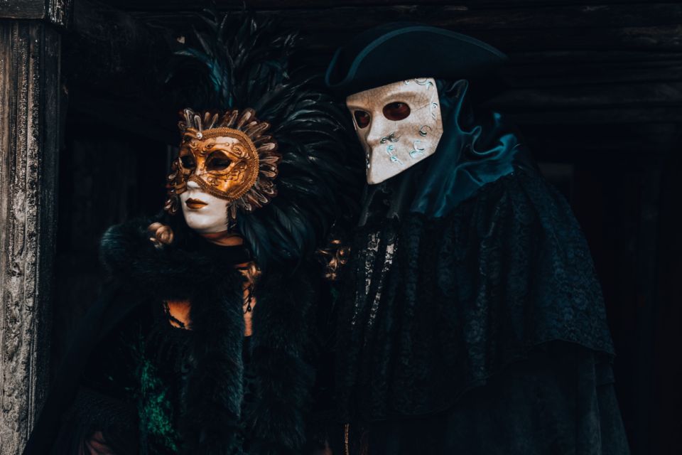 Pexels - Photo d’illustration -   Sous leurs somptueux masques vénitiens, ces invités en clair-obscur incarnent l'élégance d’une soirée Fantôme de l'Opéra, promesse d'un Halloween chic rythmé par des airs lyriques. 