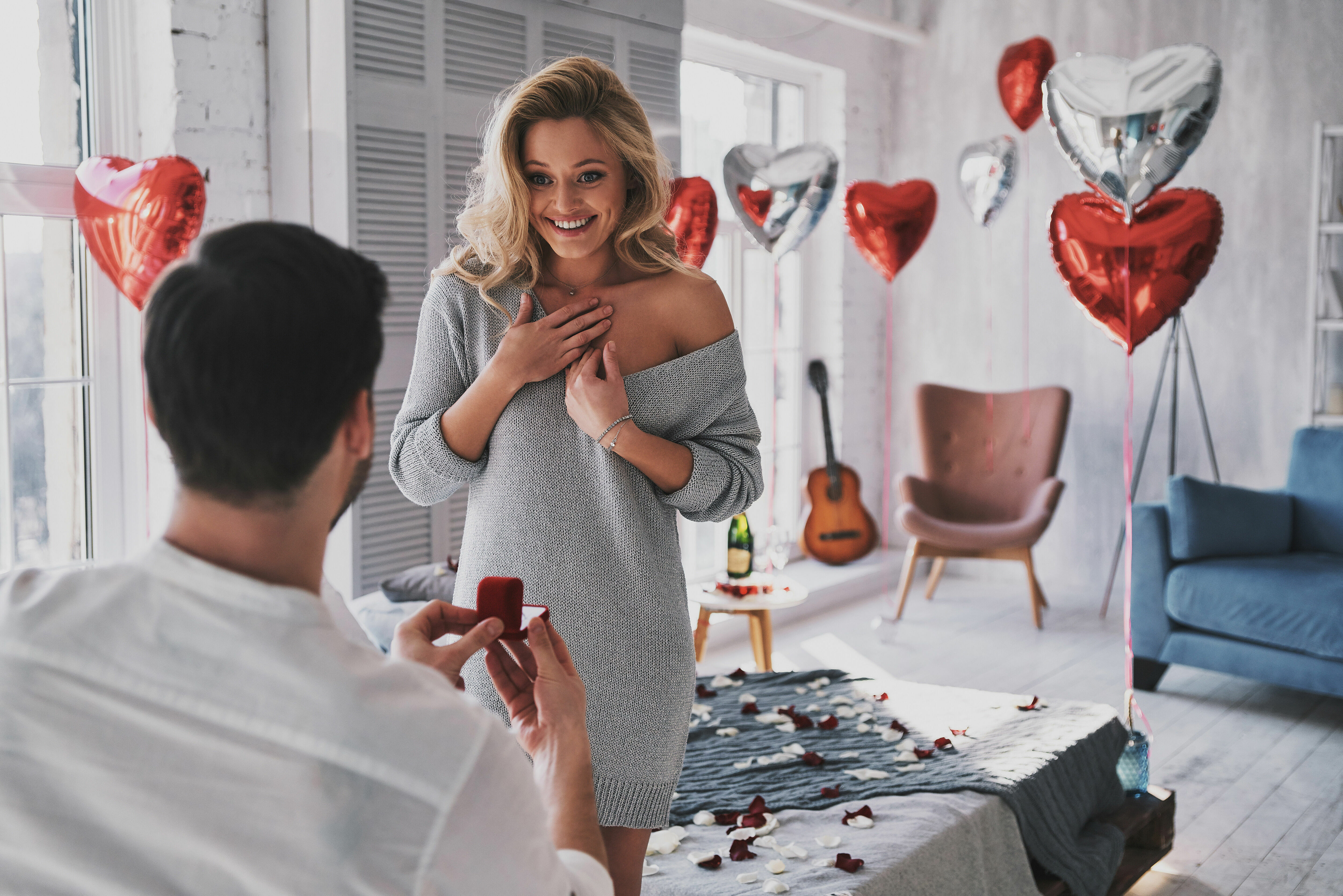 Adobe Stock - Photo d'illustration - De nombreux amoureux profiteraient de la Saint-Valentin pour poser un genou à terre et demander à leur partenaire de les épouser.