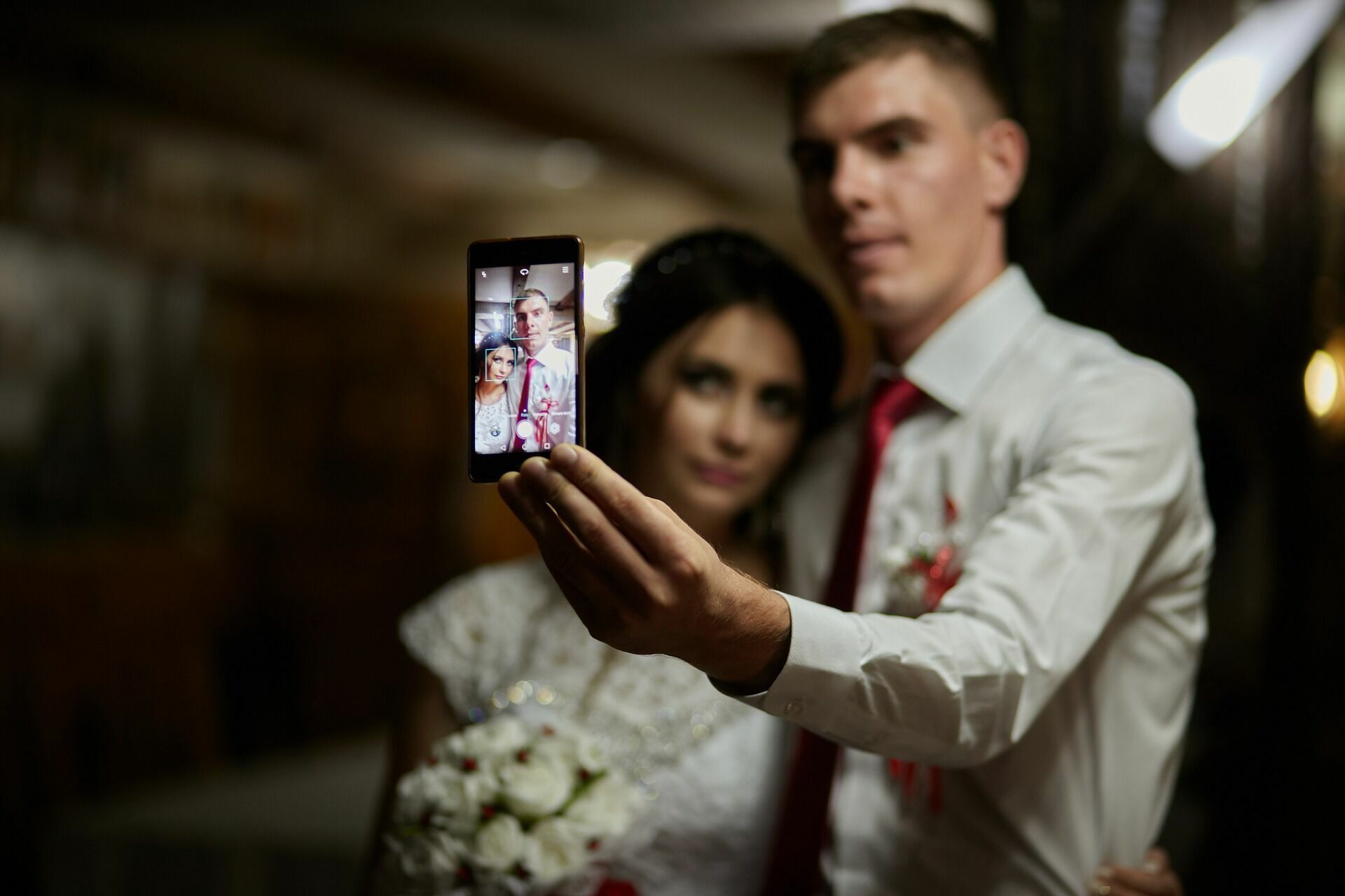 Pixabay - Photo d'illustration - Un couple de jeunes mariés qui se prend en