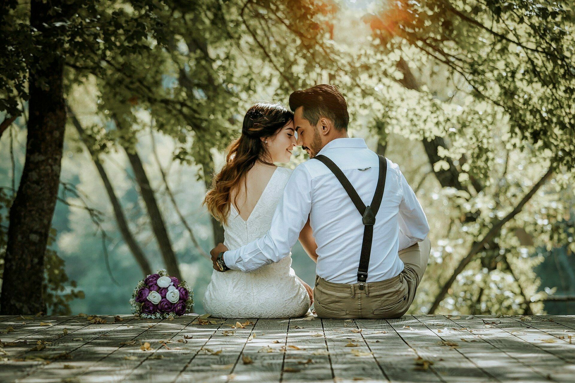 Pixabay - photo d'illustration - Un couple assis sur une plateforme, en hauteur dans les arbres, prenant la pose pour son album photos de mariage.