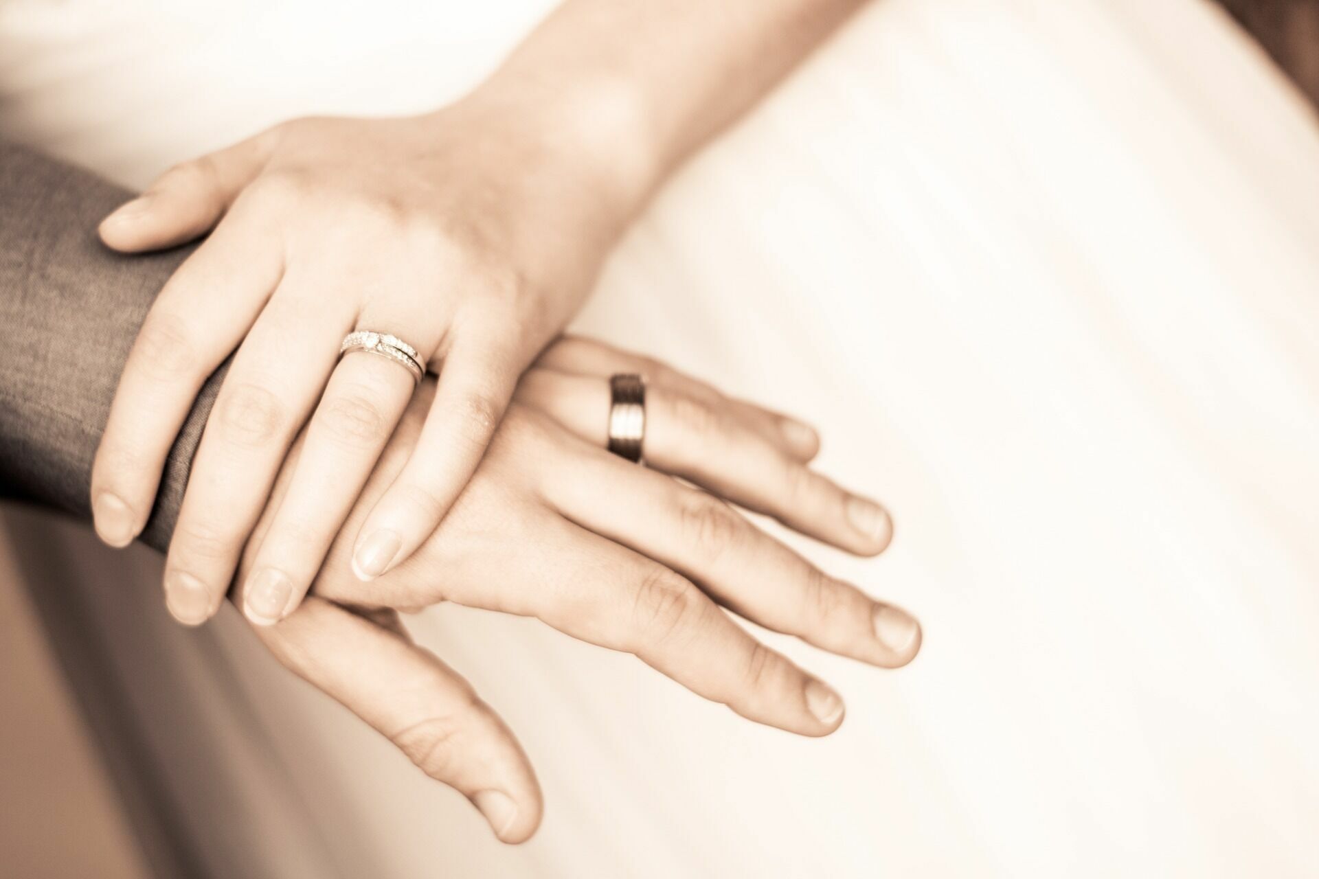Adobe Stock - Photo d'illustration - Des époux, alliance à l'annulaire en signe de leur mariage, font réaliser une photographie de leurs mains.