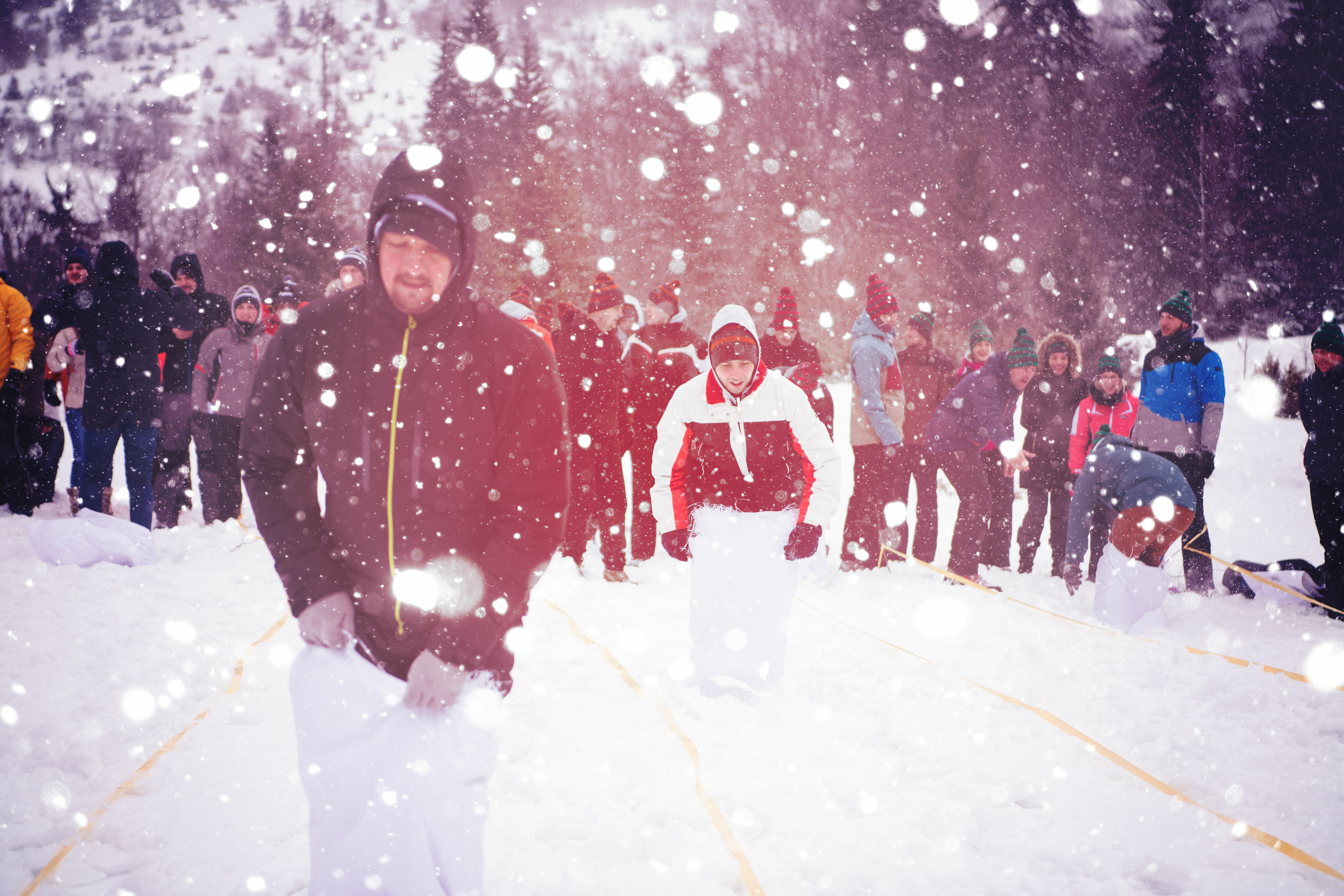 Stock Adobe - photo d'illustration - Groupe d'individus à la neige qui font des activités hivernales.
