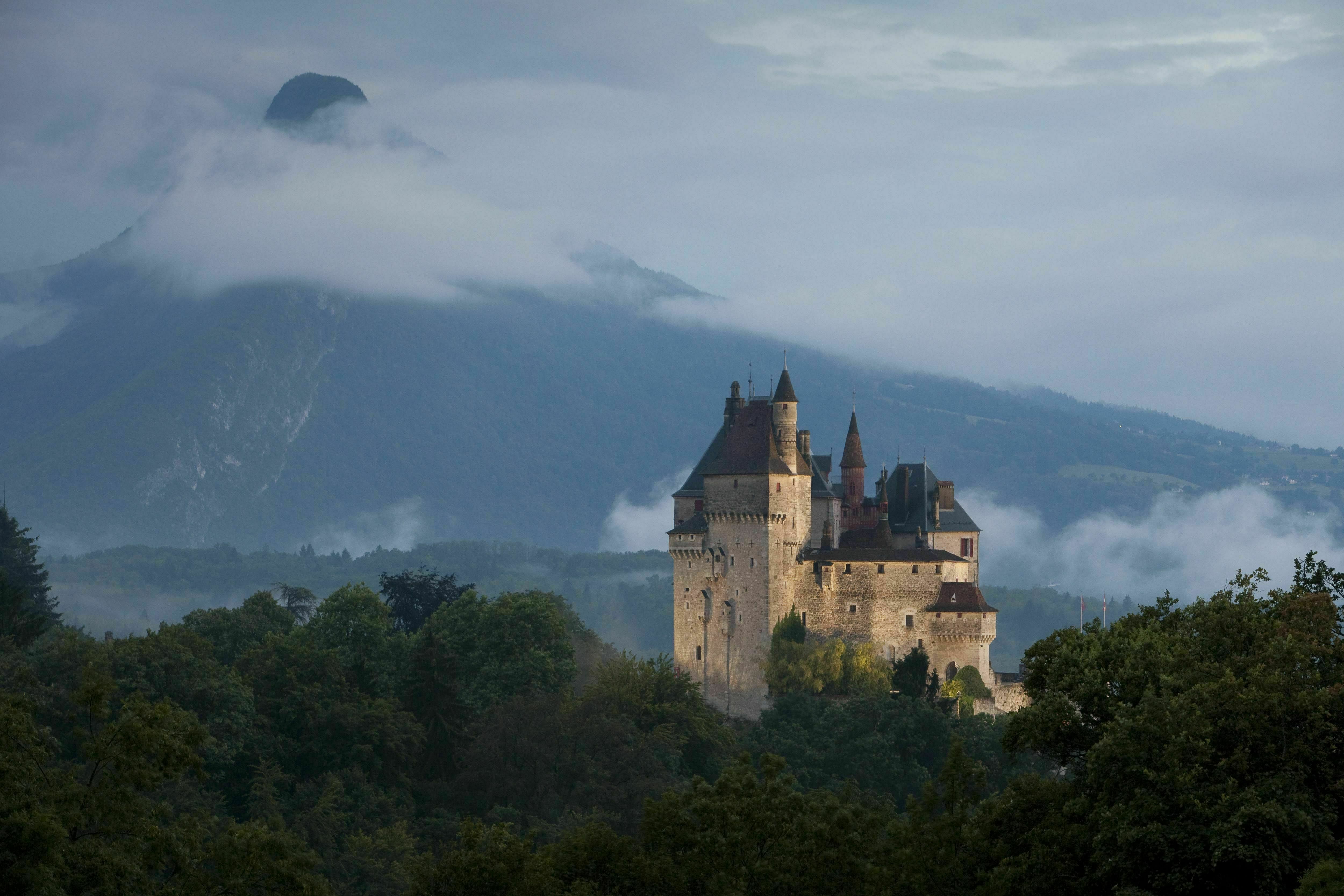ABC Salles - Le féérique Château de Menthon flottant dans les arbres.