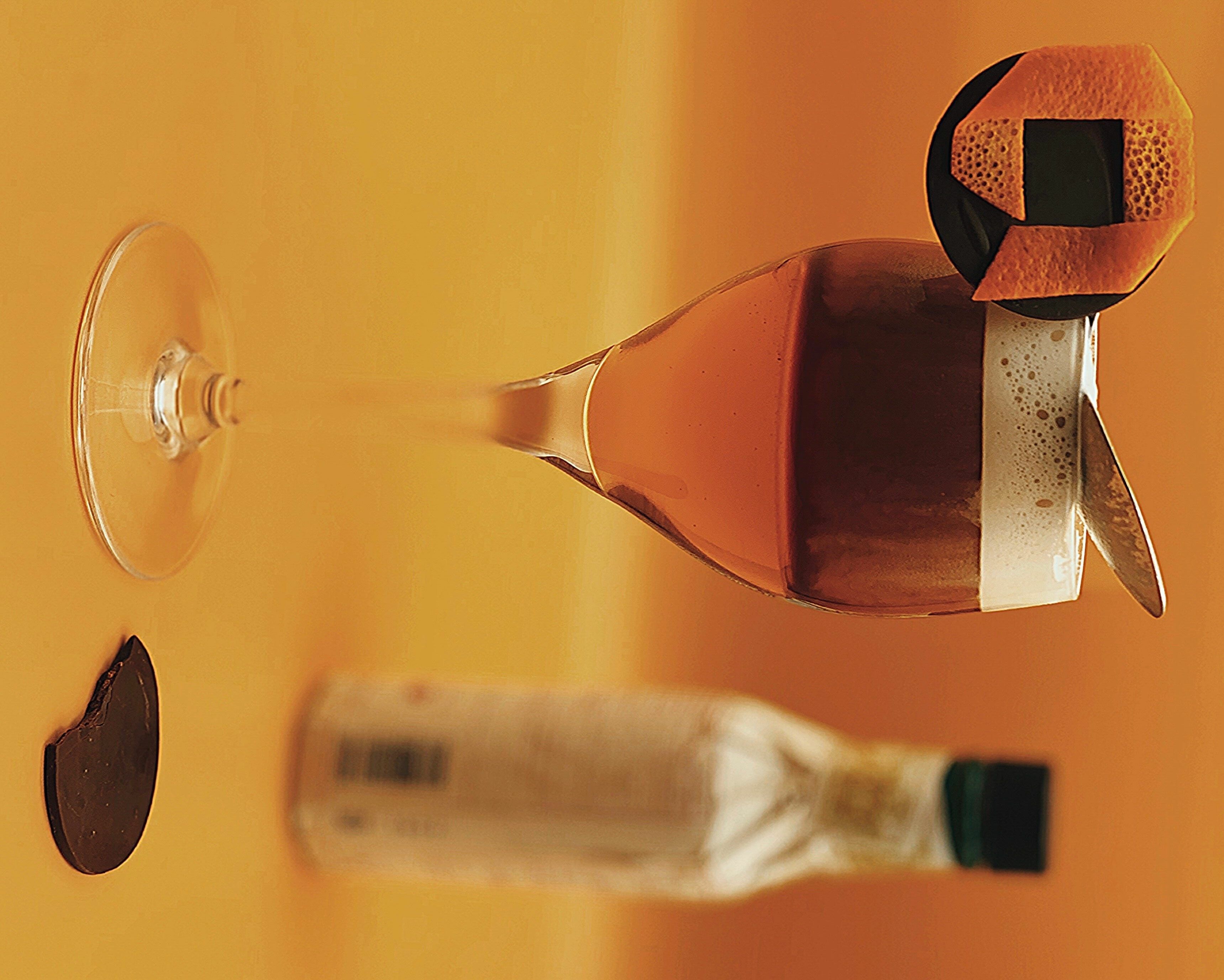 ABC Salles - Café-calva revisité dans un verre à pied et décoré avec le logo d'ABC Salles fait en zeste d'orange.