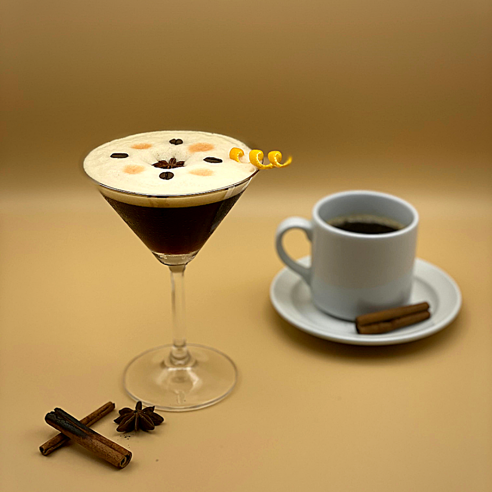 ABC Salles - Espresso martini revisité, accompagné d'une tasse de café, de bâtons de cannelle et d'étoiles de badiane.