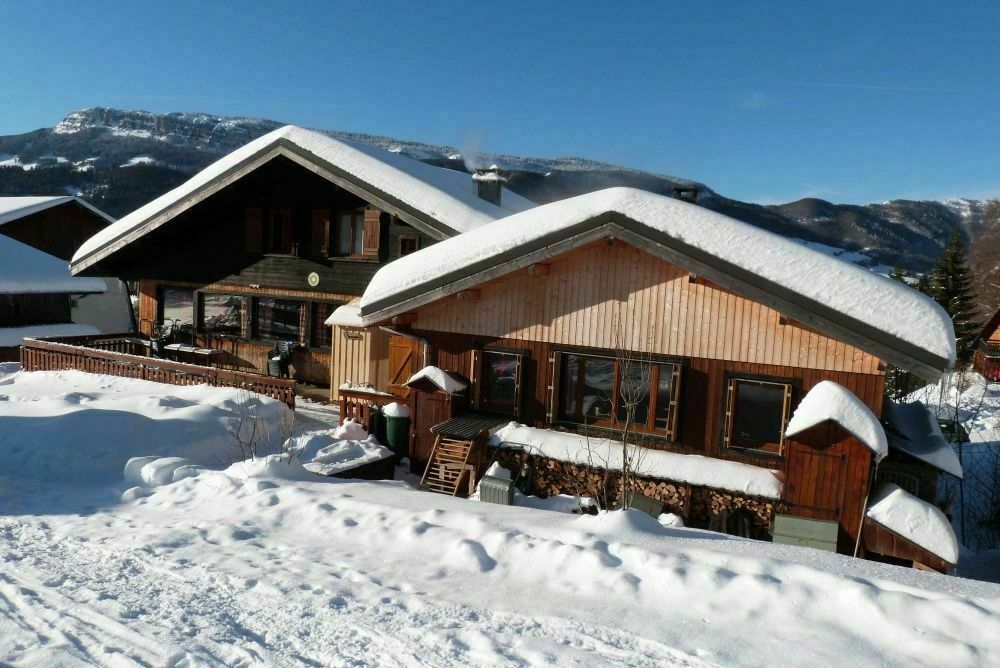 ABC Salles - Le Chalet de la Hulotte qui est couvert de neige.