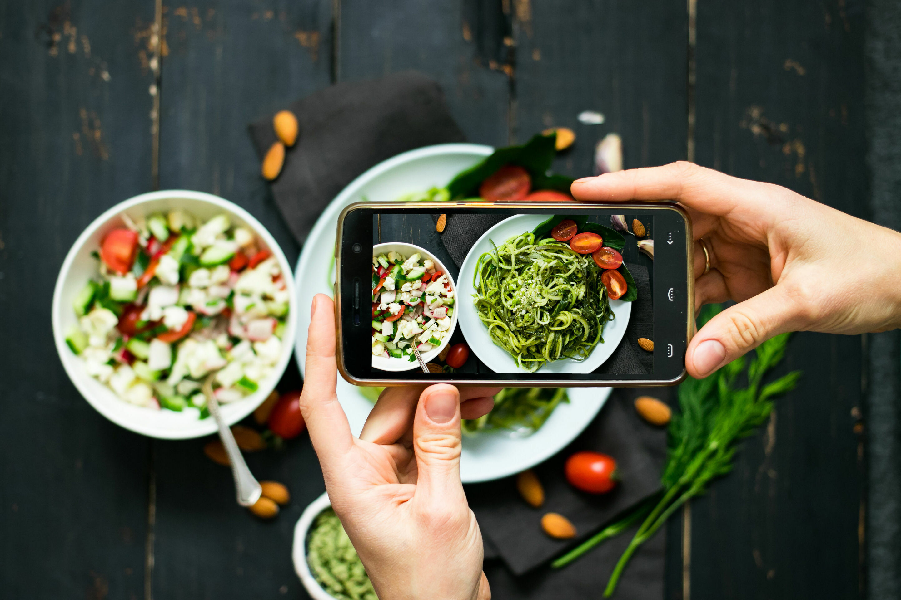 Adobe Stock - Photo d'illustration - Spaghettis au pesto et salade de légumes frais, pris en photo avec un téléphone portable.