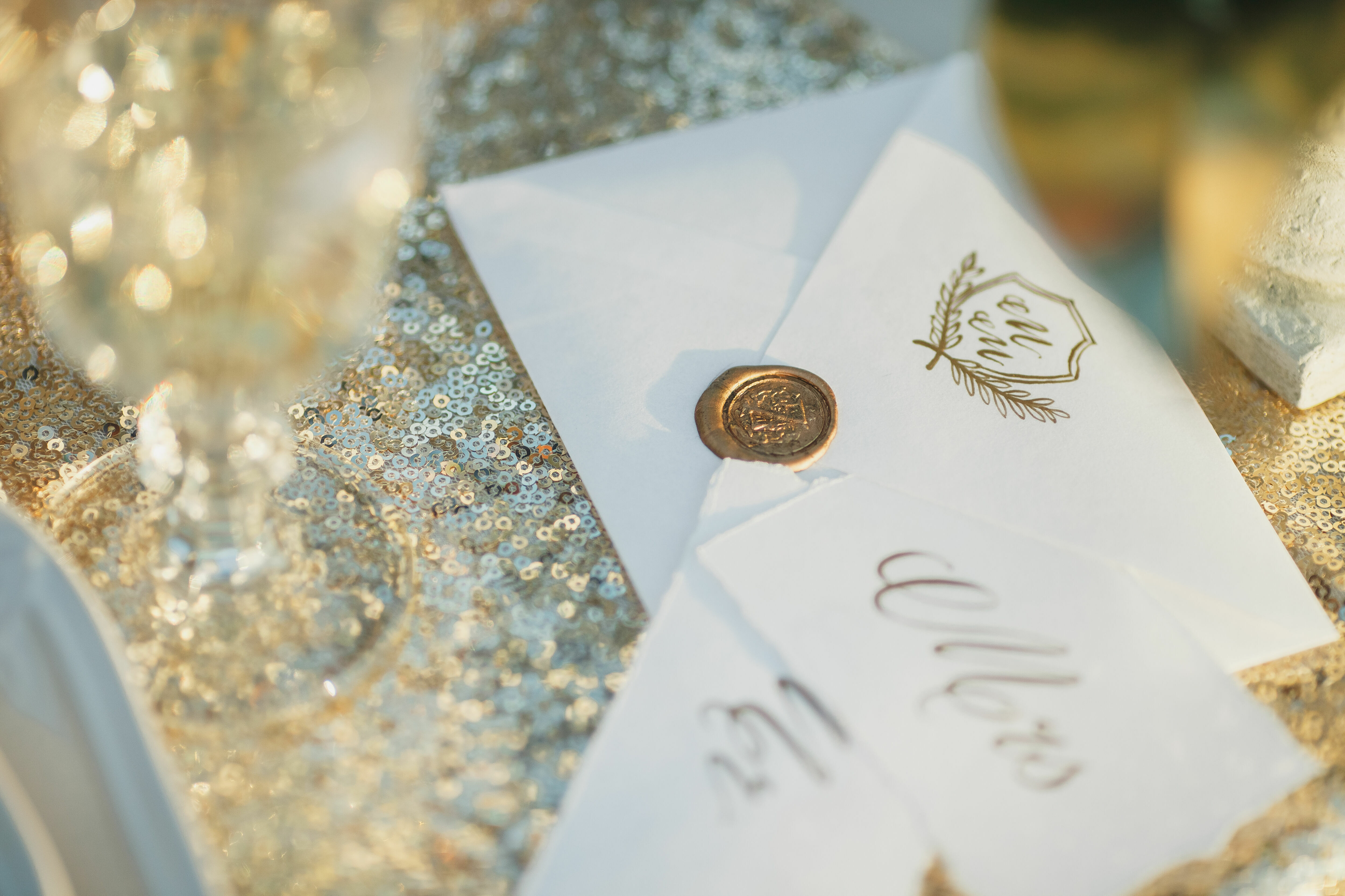 Adobe Stock - Photo d'illustration - Des lettres d'invitation scellées à la cire de bougie dorée.