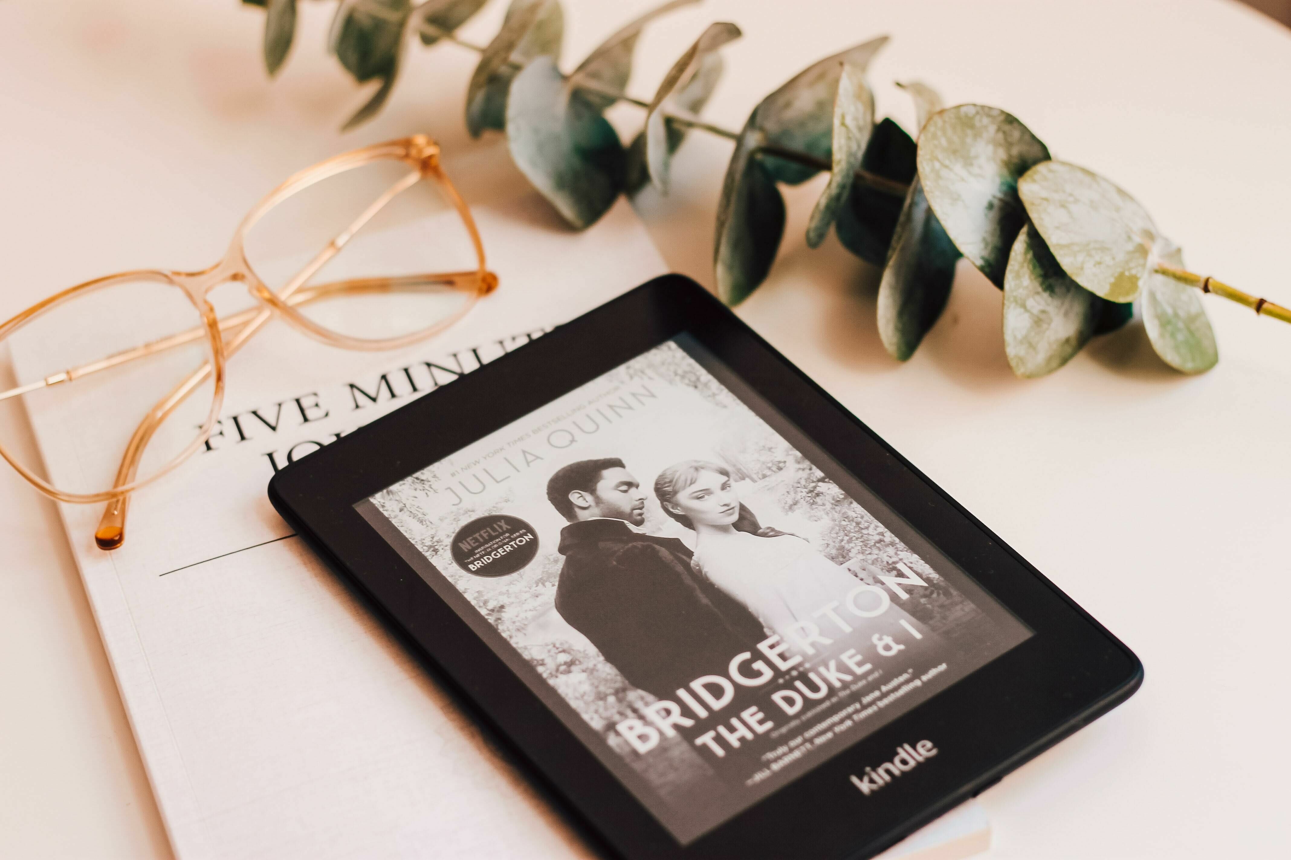 Unsplash - Photo d'illustration - Une affiche de la série La Chronique des Bridgerton sur l'écran d'une tablette Kindle.