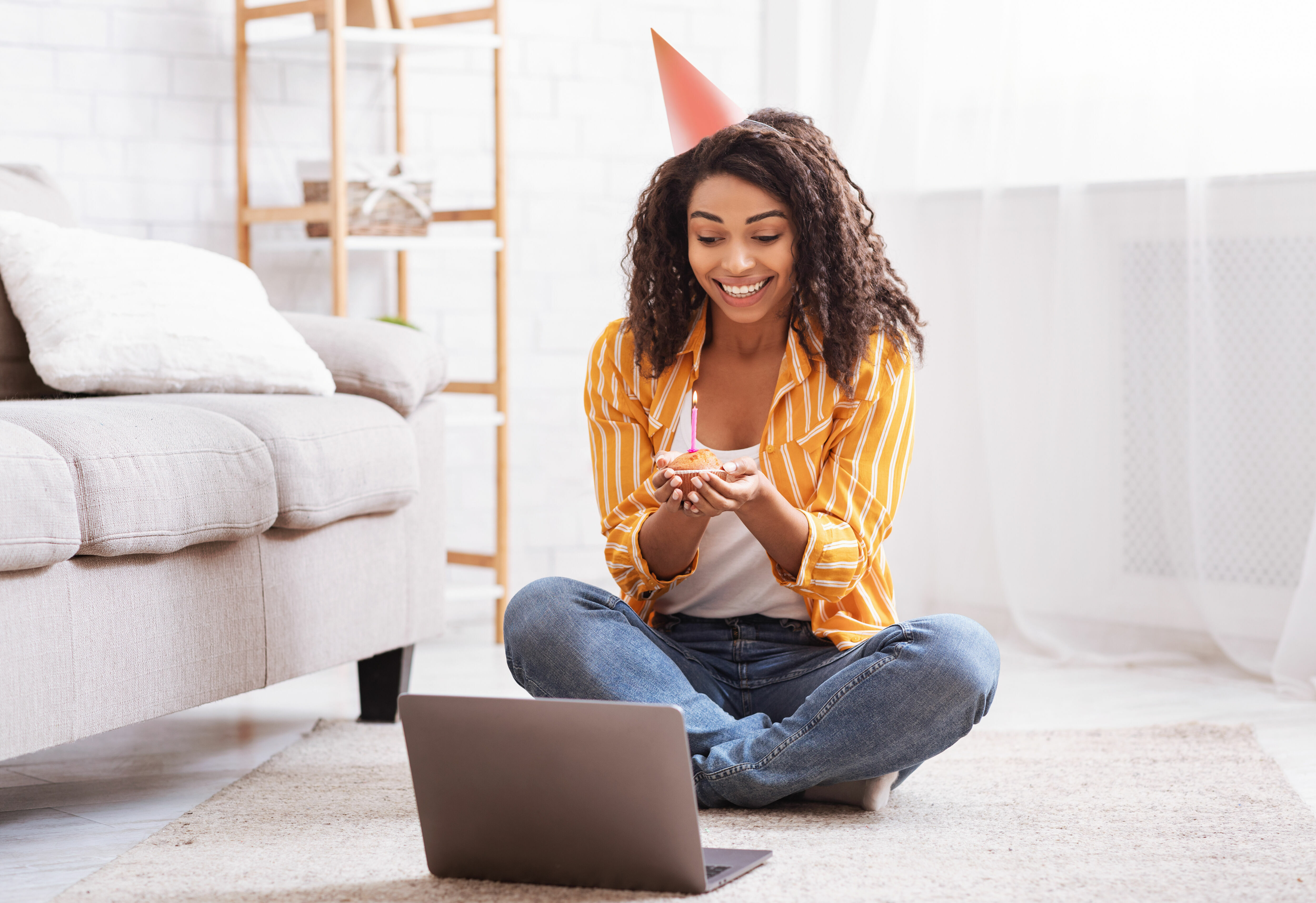 Adobe Stock - Fêter son anniversaire et souffler ses bougies en visio, la nouvelle tendance apportée par de la COVID-19.