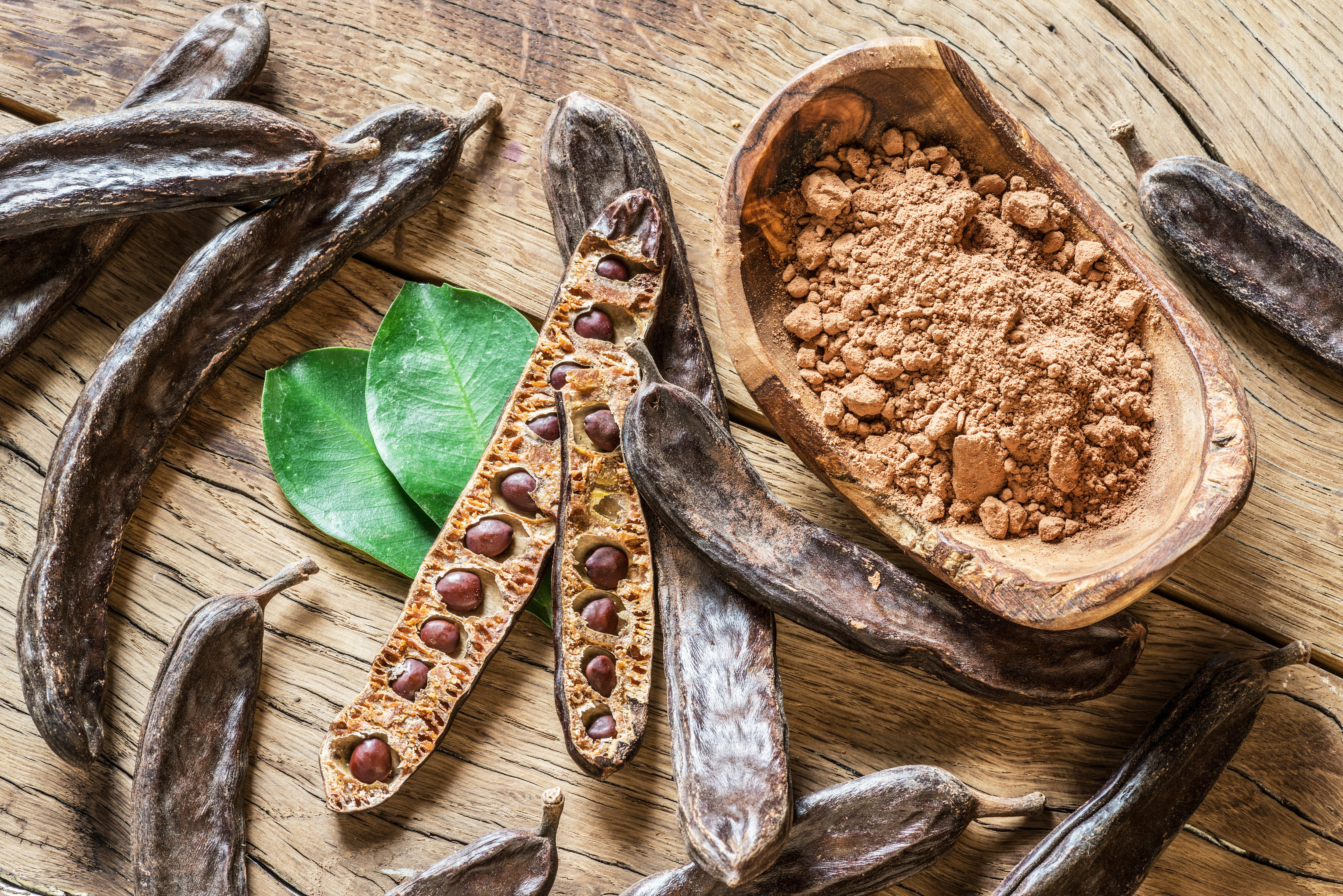 Adobe Stock - Sa couleur et son goût font de la caroube un parfait substitut au chocolat.