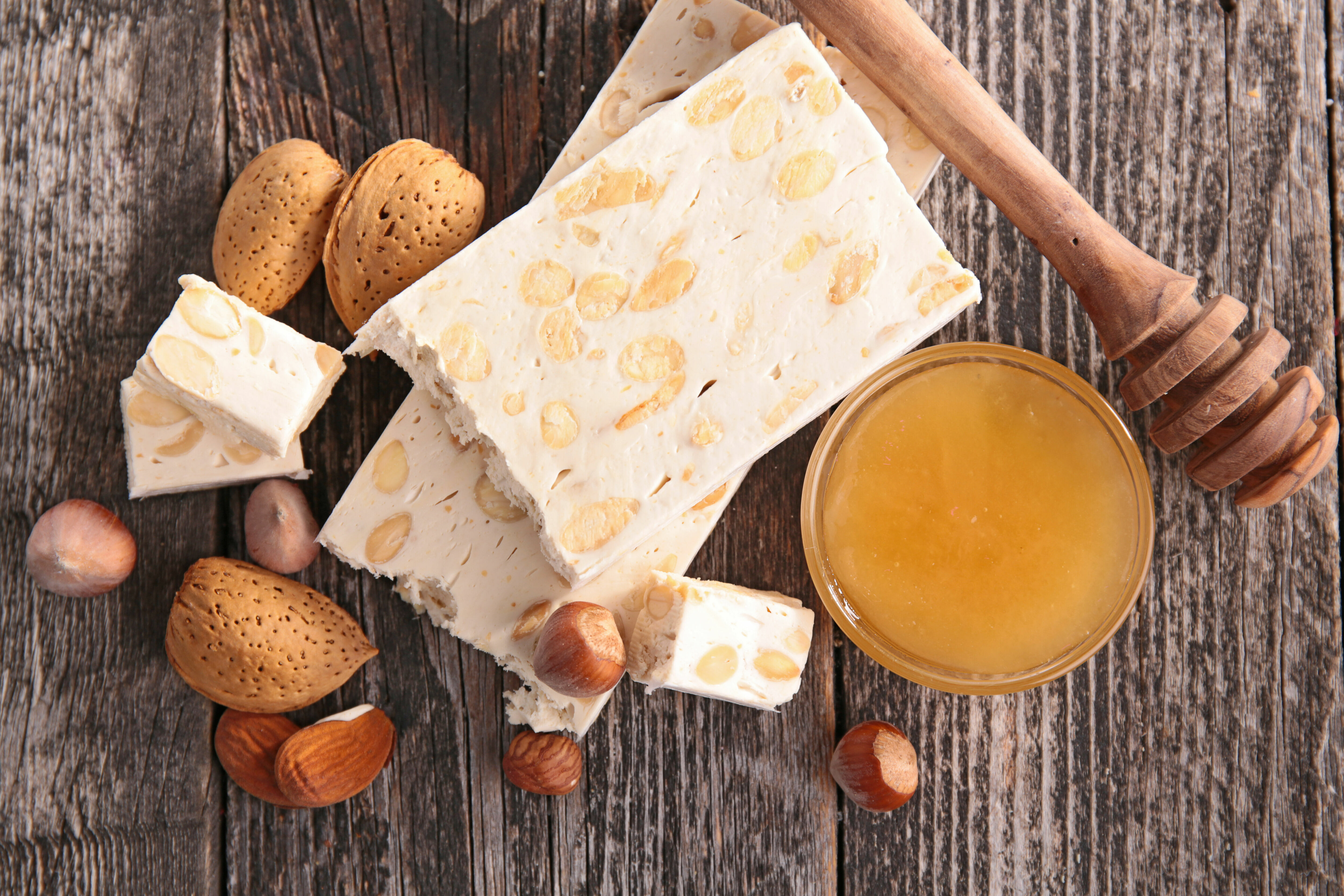 Adobe Stock - Quoi de miel que le nougat, mélange gourmand d'œuf et de miel, pour célébrer le printemps ?