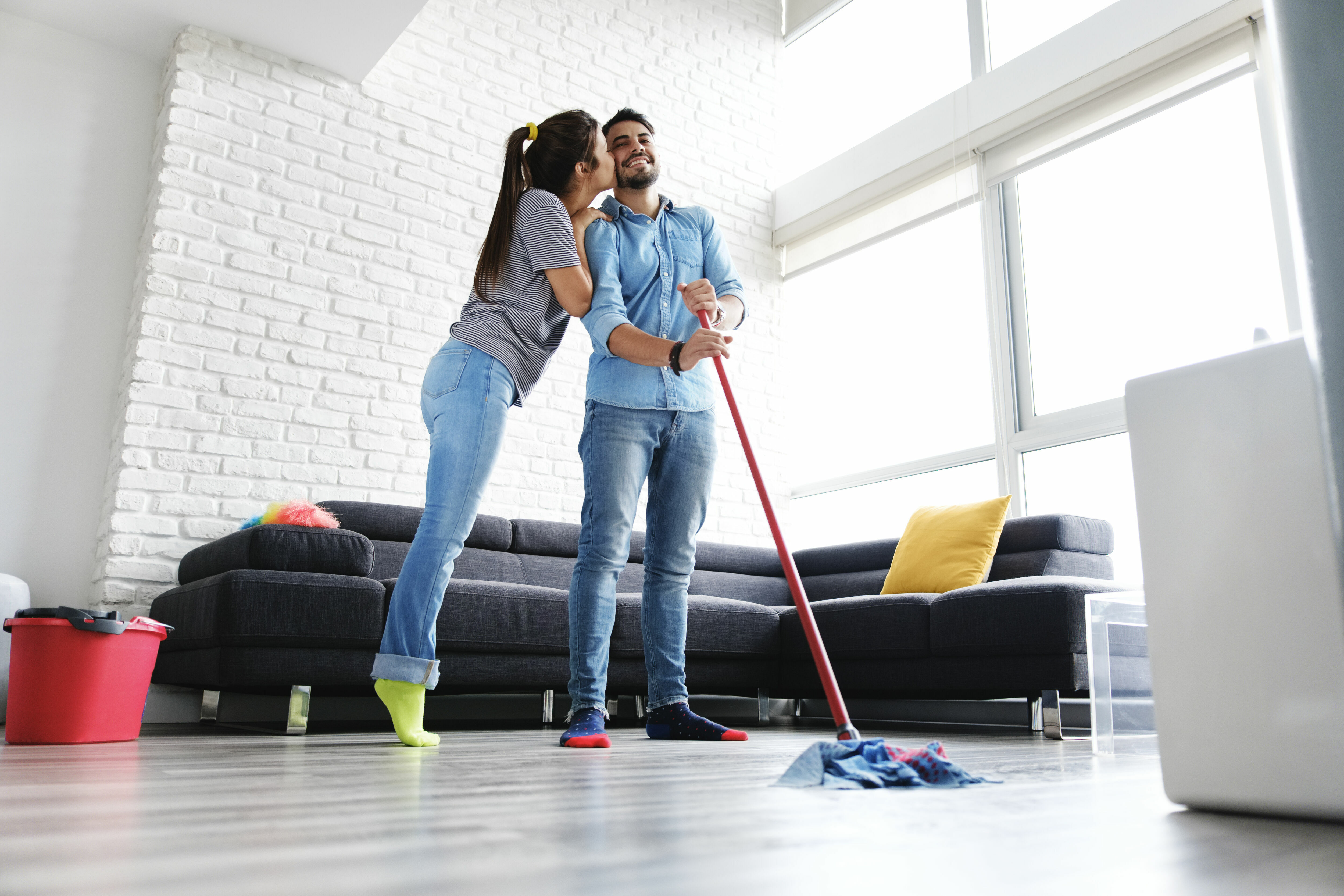 Adobe Stock - Photo d'illustration - Un couple faisant le ménage après une fête.