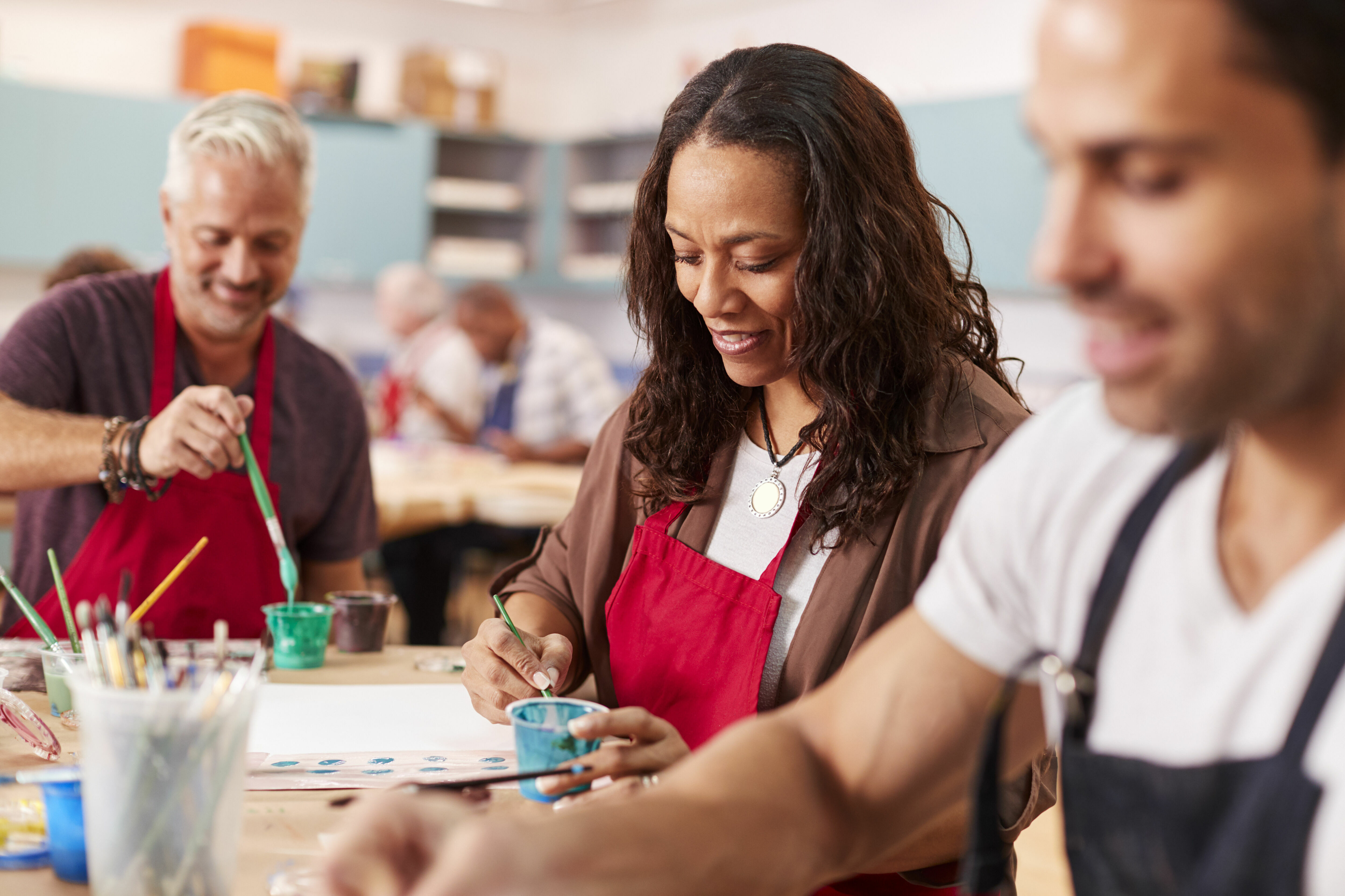 Adobe Stock - Photo d'illustration - Atelier de peinture pour adultes : une partie de plaisir pour les uns, un moyen de se défouler pour les autres.