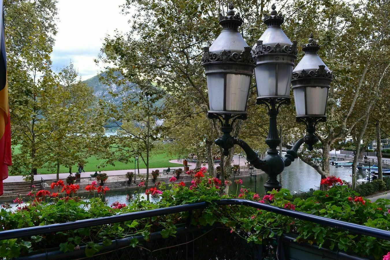 ABC Salles - Face au lac et au cœur de la zone historique et commerçante, le Splendid Hôtel propose des espaces équipés et aménagés pour accueillir les professionnels.