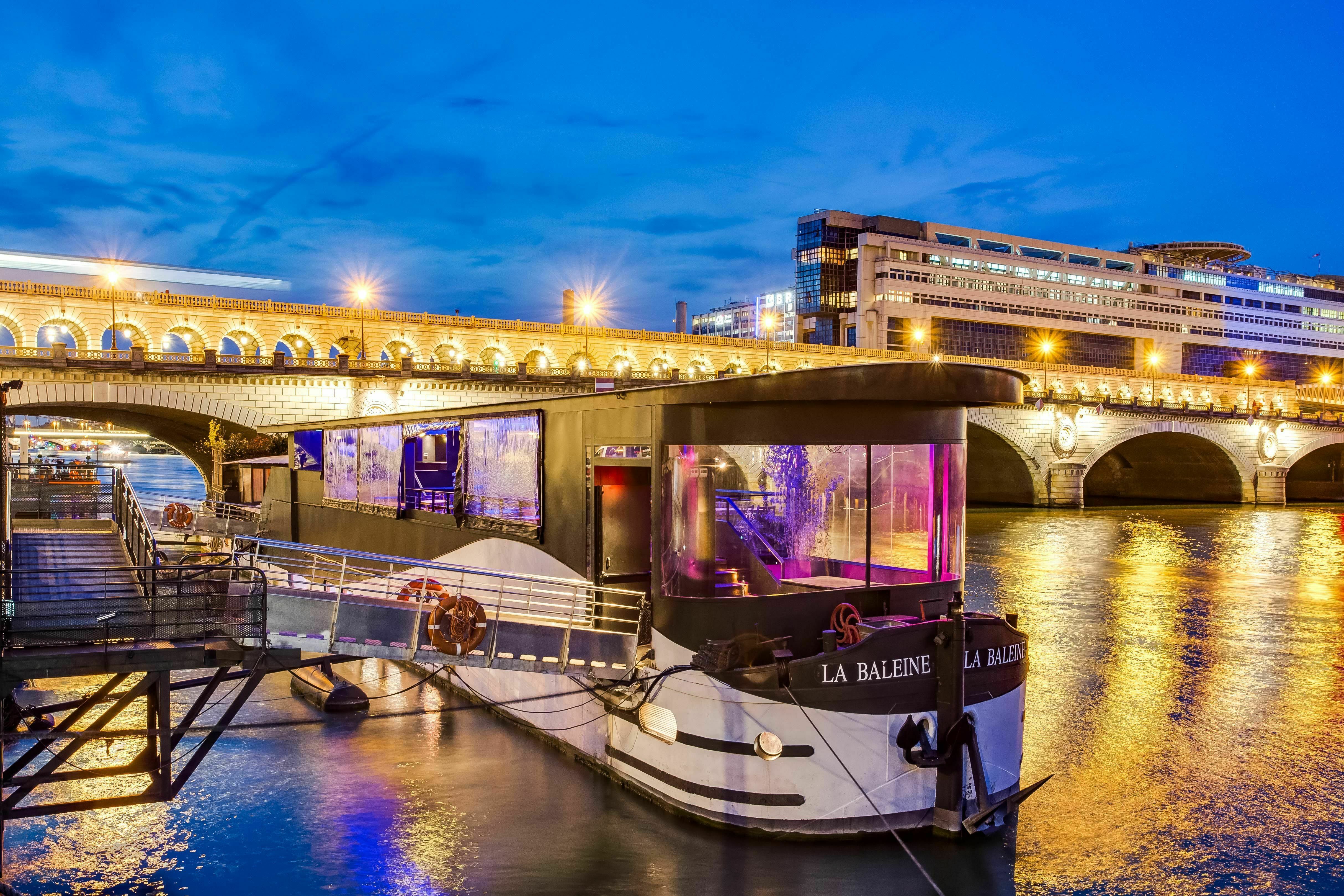 ABC Salles - Amarrée le long des quais de Seine, à Paris, la Baleine Blanche peut accueillir jusqu'à 90 convives à l'occasion d'un banquet de mariage.