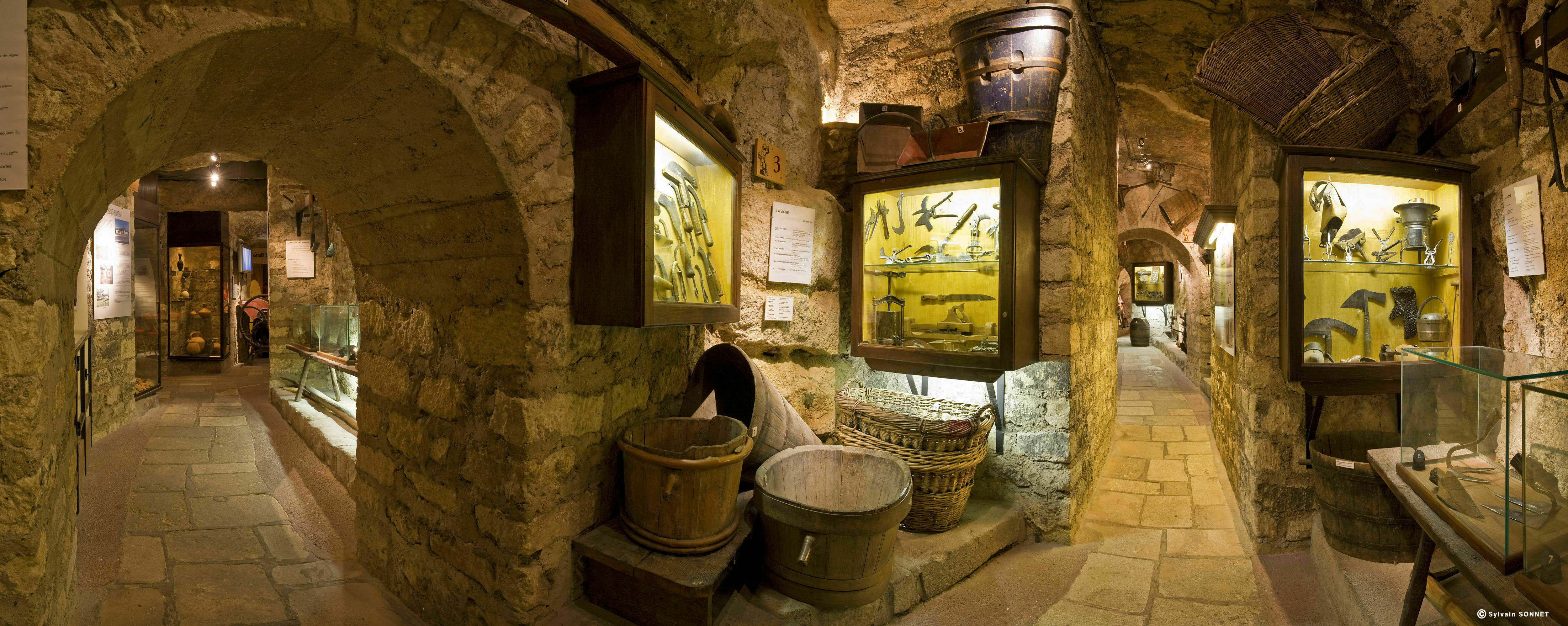 ABC Salles - Le Musée du Vin de Paris, riche de plus de 2000 objets sur le vin et la vigne, vous accueille pour une visite dans un dédale de galeries du XIVème siècle.