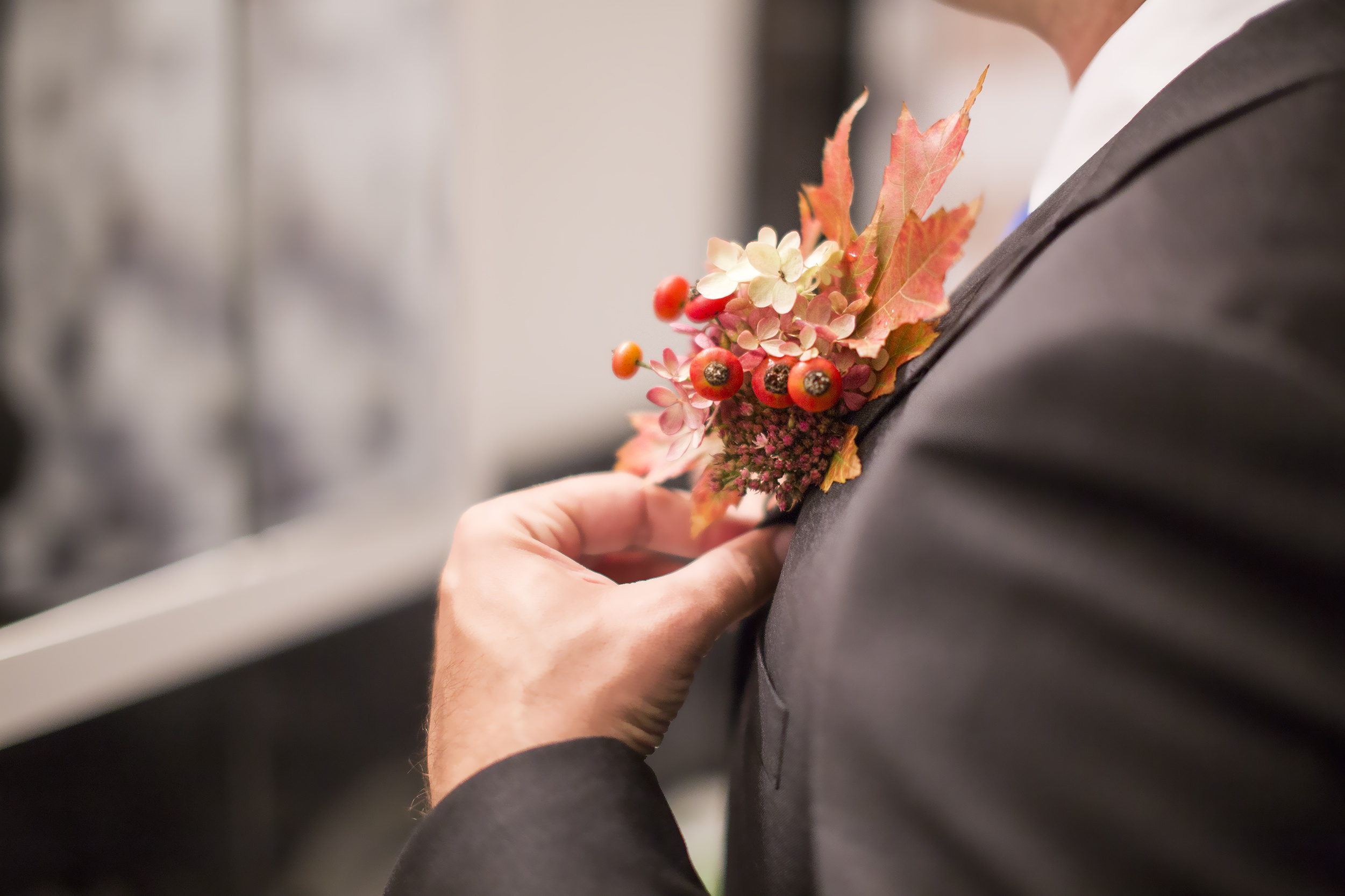 Le détail chic : les fleurs séchées en boutonnière pour embellir le costume  de marié - ABC Salles