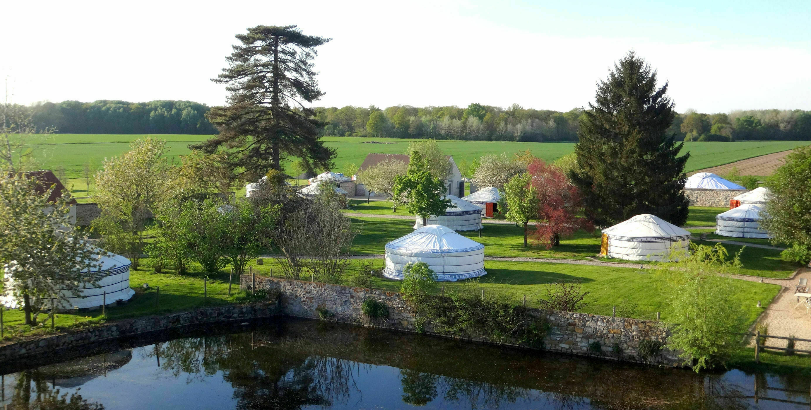 ABC Salles - Profitant de ses grands espaces extérieurs, le Nomade Lodge a installé des yourtes sur son site.