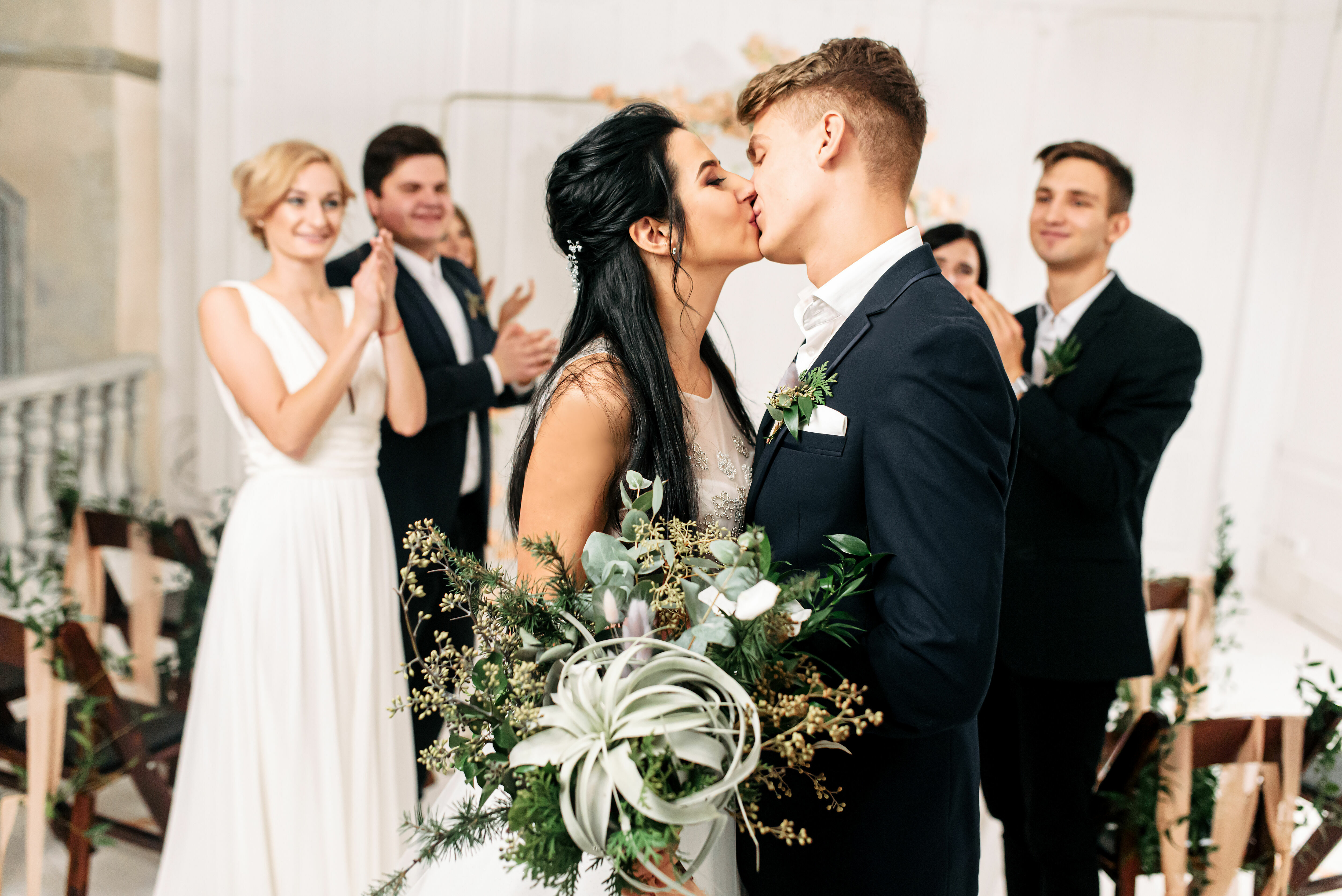 Adobe Stock - Photo d'illustration - Organiser un mariage déconnecté, c'est s'unir en étant entouré de ses proches, en vivant et ressentant pleinement l'émotion du moment... aucun écran ne venant perturber la cérémonie.