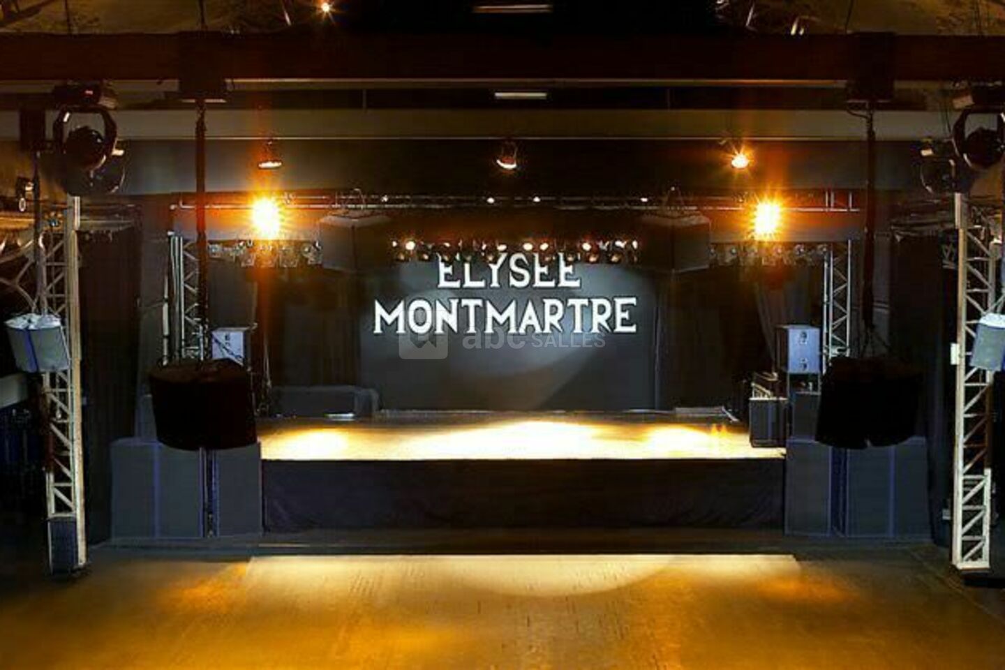 Ночной монмартр париж. Элизе монмартр в париже. Музей монмартра в париже. Монмартр в париже. Париж монмартр достопримечательности.