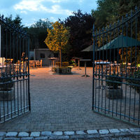 Une entrée des salons CORTINA, côté jardin