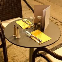 Table pour deux en terrasse
